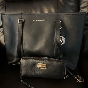 Michael kors purse with matching wallet than can be a wristlet. Use a few times